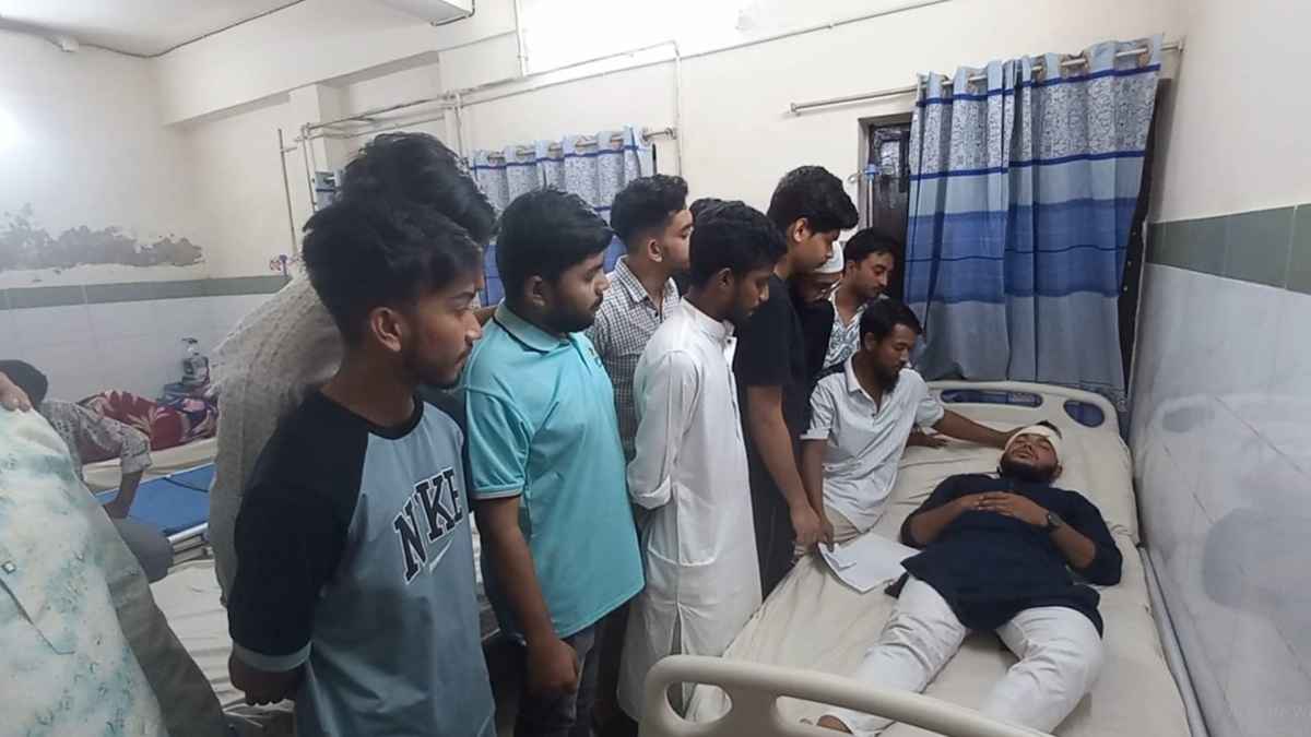 হাসপাতালের দালালদের হামলায় ছাত্র আন্দোলনের সমন্বয়ক আহত